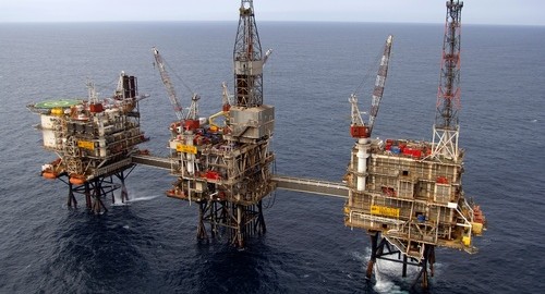 Ulafeltet, fra venstre boligplattformen QP, boreplattformen DP og prosessplattformen PP. Foto: BP Norge AS