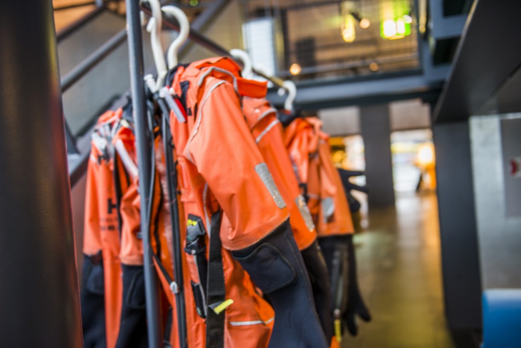 Med overlevelsesdrakt er du klar for sikkerhetstrening i "Katta-stroferommet". Foto: Fredrik Ringe