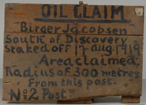 I Svalbard museums samling finnes et skilt der Birger Jacobsen 17. august 1919 har krevd enerett til oljeforekomster i en radius av 300 meter fra skiltet. Foto: Svalbard museum