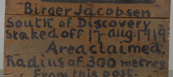 I Svalbard museums samling finnes et skilt der Birger Jacobsen 17. august 1919 har krevd enerett til oljeforekomster i en radius av 300 meter fra skiltet. Foto: Svalbard museum