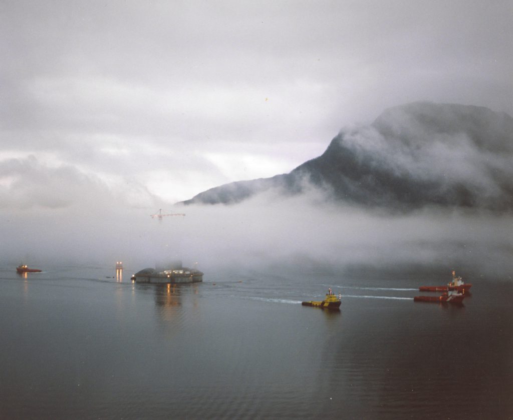 Nøyaktig som planlagt forlot betongunderstellet Hinnavågen 27. desember 1992 kl. 16.35. Med kurs for Vats i Ryfylke var seilasen over den 29. desember kl. 01.00. Foto: Ukjent