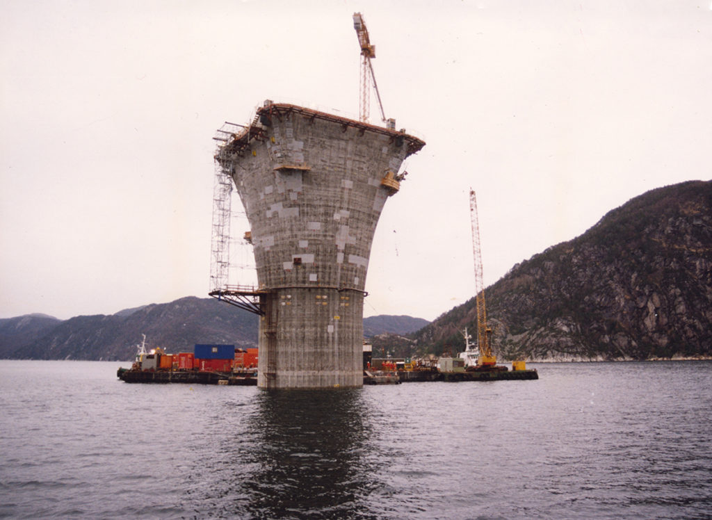 Betongunderstellet gjøres klar til sammenkobling med dekket i Yrkjesfjorden i Vats. Foto: Ukjent